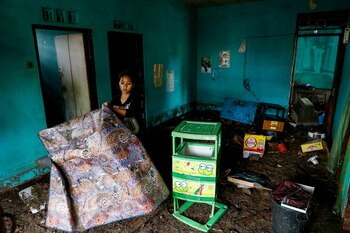 Una mujer busca entre pertenecer