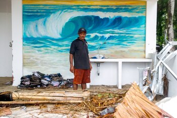Un trabajador se para frente