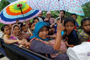 Las personas son evacuadas después