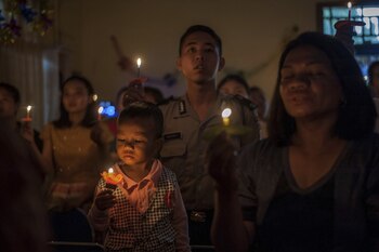 Las personas asisten a un