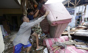 El residente local Alimin limpia