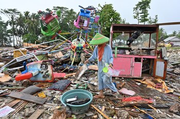 Una mujer rescata objetos de