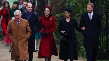 El príncipe Carlos junto a