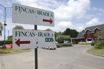 Santiago vive con su mamá