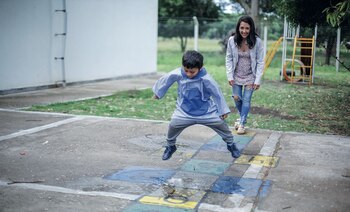 Hora del recreo. Agustín juega