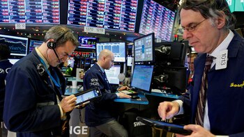 Acciones y bonos argentinos caen