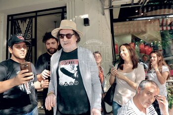Charly recibió en la calle