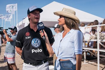 Uno de los jugadores en nota post partido. Él luce una cap y la conductora un estilo de cowboy de rafia