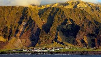 El terreno está rodeado por