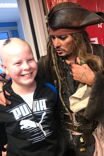 Johnny Depp junto a niños