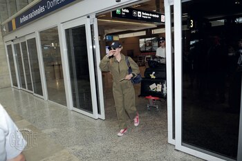 Scarlett se escabulle de los fotógrafos.