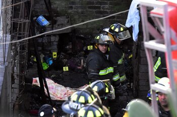 Bomberos trabajan en la escena