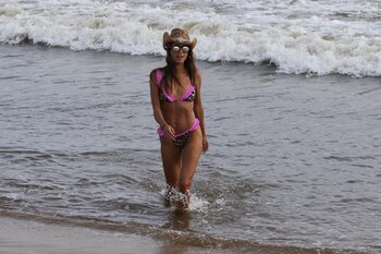 Agustina Casanova con bikini triangulito y sombrero cowboy