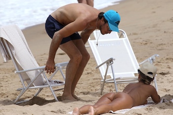 Los novios, en la playa (Foto: GM Press)