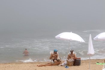 Pico Mónaco y Pampita con las olas detrás que hacen referencia al tipo de mar que golpea en las costas de La Brava (Crédito: GM Press)
