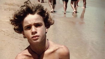 Alan, el pequeño príncipe Faena, cuenta en su libro detalles e historias de una infancia feliz. Recuerdos y las mejores fotos de momentos especiales de su infancia y adolescencia. Aquí en Mar del Plata, donde pasó muchos veranos con su familia.