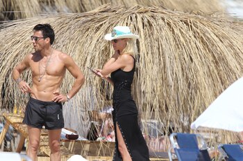 Nicole Neumann y Matías Tasín en la playa: ella con sombrero simil cowboy y aplique aguamarina
