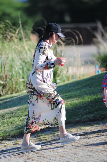 Moria Casán elige el diseño de cap para protegerse del sol de Punta