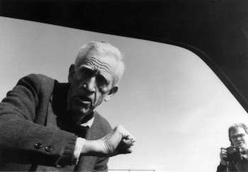 El escritor norteamericano fotografiado por sorpresa al salir de un supermercado en una de las pocas imágenes que existen de él