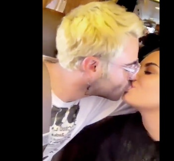 Demi Lovato y Henry Levy compartieron un beso en las redes sociales (Twitter)