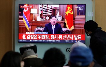 Transeúntes miran el discurso de Kim Jong-un en Seúl, Corea del Sur (AP /Ahn Young-joon)