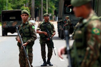 Soldados durante los preparativos para