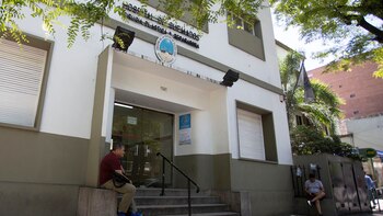 El frente del Hospital de Quemados, esta mañana, tras los festejos por el Año Nuevo (Foto: NA)