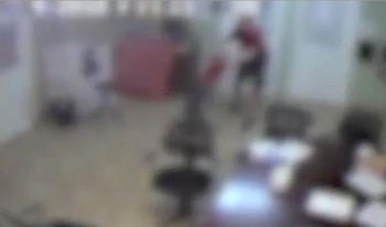 En un video se puede ver como un empleado del albergue empuja a un niño (Foto: Especial)