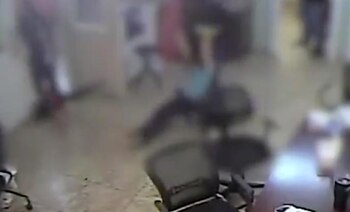 En las grabaciones se puede ver cómo arrastran a los menores hacia una sala (Foto: Especial)