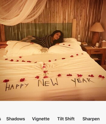 Salma posó desde una cama