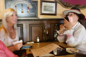 Moria ya en el restaurante, con su amiga Alejandra Berranechea