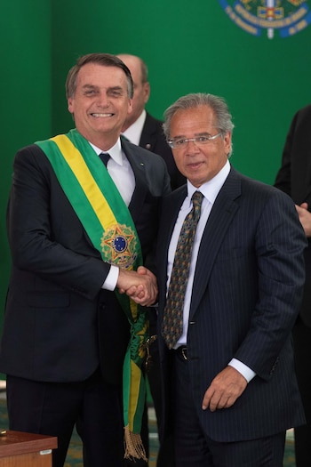 Bolsonaro y el ministro de Economía, Pablo Guedes (EFE/Joédson Alves)