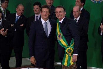 Bolsonaro junto al ministro de Medio Ambiente, Ricardo Salles (EFE/Joédson Alves)