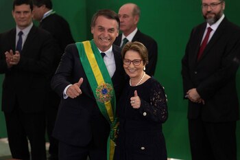 Bolsonaro posa con la nueva ministra de Agricultura, Tereza Cristina (EFE/Joédson Alves)