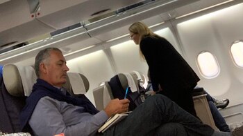Alfaro, en el avión que lo transporta de regreso al país (Foto: Twitter @RTalgham)