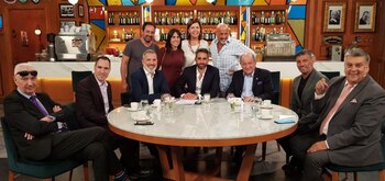 Gustavo Sofovich, Liliana Parodi y todo el equipo de “Polémica en el Bar”, en la primera emisión de 2019