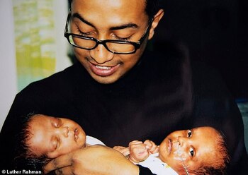 Las dos niñas con su