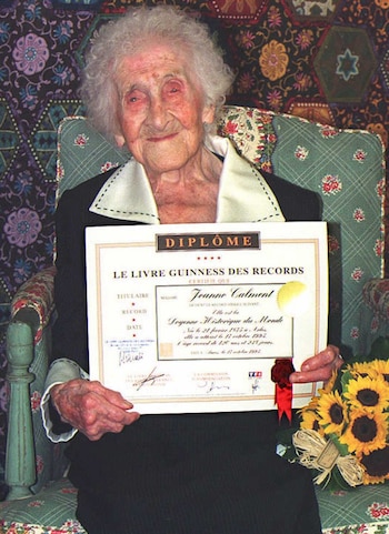 Calment, con su diploma del