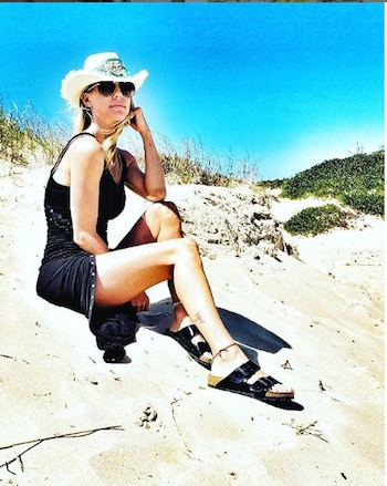 Nicole Neumann con total black