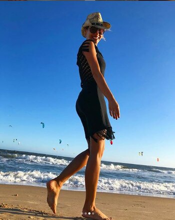 Pampita con un vestido negro