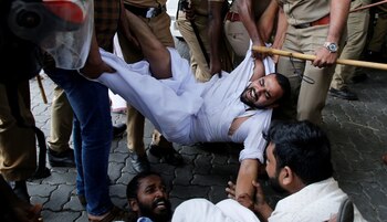 La policía detiene a manifestantes