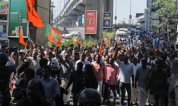 Manifestantes del partido de Gobierno
