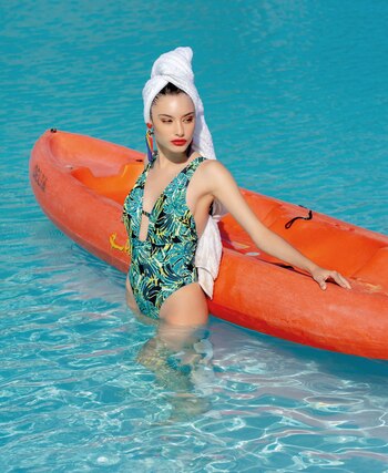 Entera con recorte y escote