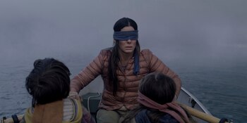 En esta imagen cortesía de Netflix se muestra a Sandra Bullock en una escena de la cinta “Bird Box”. (Merrick Morton/Netflix via AP, Archivo)