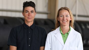 Katrina Spade, a la izquierda,