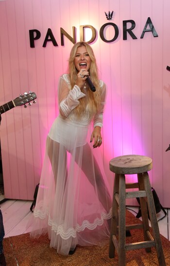 La China Suárez cantando en