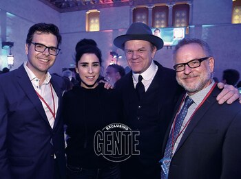 Moore junto a Phil Johnston