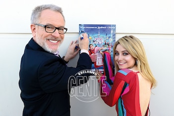 Rich y Karol dedicando y