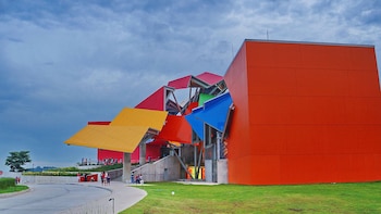 Su fachada llamativa y colorida