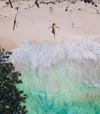 Aguas cristalinas y playas cortas.